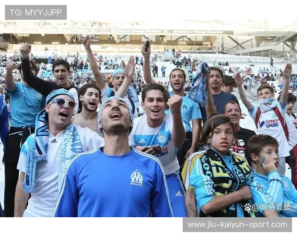 体育场外球迷冲突！多人被警方带走